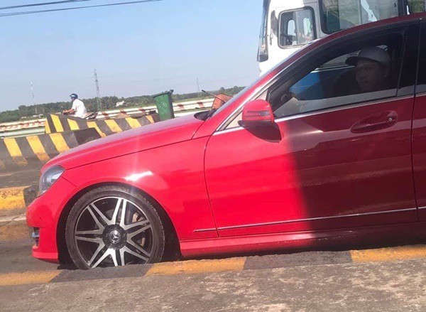 Trường Giang tỏ thái độ khó chịu khi phát hiện bị chụp trộm.