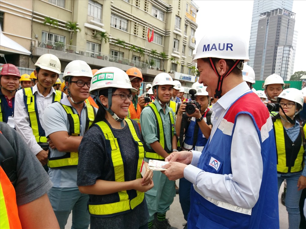Phó chủ tịch UBND TPHCM Trần Vĩnh Tuyến lì xì cho công nhân thi công tuyến metro số 1 để khích lệ tinh thần