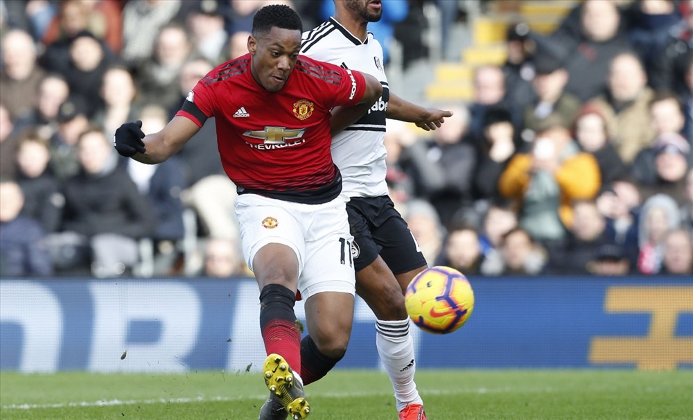 Khi thăng hoa, việc lừa bóng qua hàng hậu vệ đối phương và ghi bàn là việc đơn giản với Martial. Ảnh: Getty.