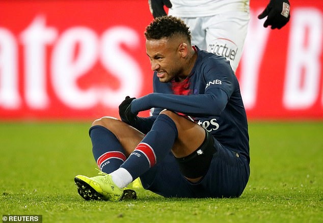 Cavani và Neymar thêm một lần làm buồn lòng các CĐV PSG. Ảnh: Getty & Reuters.