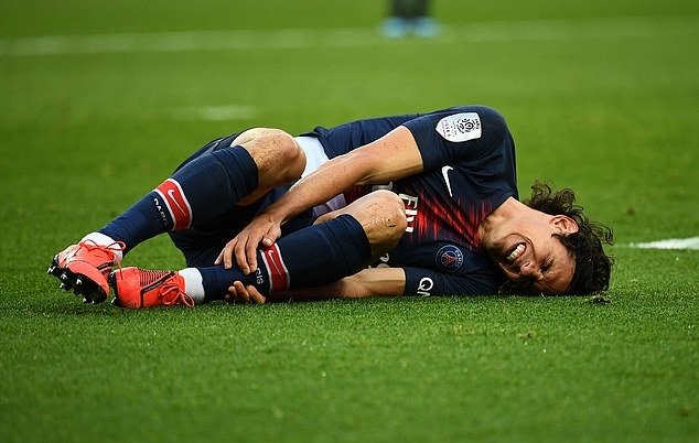 Cavani và Neymar thêm một lần làm buồn lòng các CĐV PSG. Ảnh: Getty & Reuters.