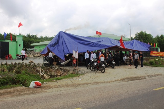 Kết thúc buổi đối thoại, người dân vẫn không dỡ lều, bạt mà phải đến đầu giờ chiều nay mới tháo dỡ