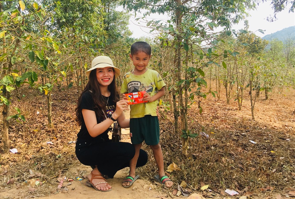 Cô giáo Phạm Hương Giang - Trường Tiểu học Hướng Phùng thì ngay từ ngày mùng 5 tết, đã đến thôn Xa Ri (xã Hướng Phùng, huyện Hướng Hóa) cách trường 5km để làm tư tưởng, lì xì cho học sinh và nhắc “thứ 2 nhớ đến trường“. Ảnh: Hưng Thơ.