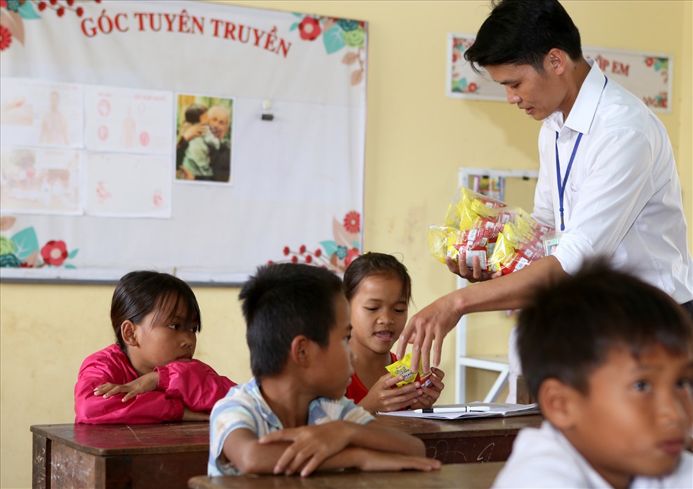Với mỗi giáo viên công tác ở vùng miền núi tỉnh Quảng Trị, ngày trở lại trường dịp đầu năm mới, ai cũng mang theo đồ lỉnh kỉnh, trong đó bánh kẹo được ưu tiên hàng đầu để “đút lót” cho học sinh. Ảnh: Hưng Thơ.