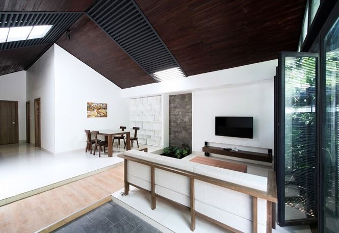 Các khu vực nhà ăn, bếp cùng phòng khách được liên kết khá gần nhau để tiết kiệm diện tích cũng như kinh phí xây dựng.