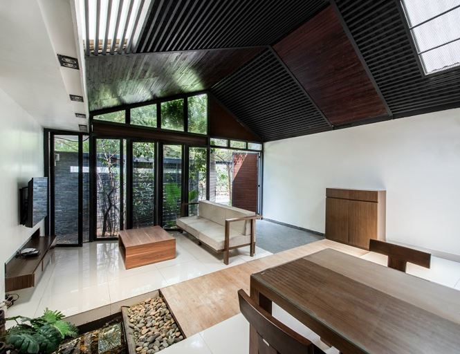 Nhà Caro có khung chắc chắn được làm từ thép xen kẽ các khu vực cây quanh xung quanh nhà. Ở trong nhà, phòng ăn và phòng cách được ngăn bởi tiểu cảnh rất đẹp mắt và gần gũi với thiên nhiên.