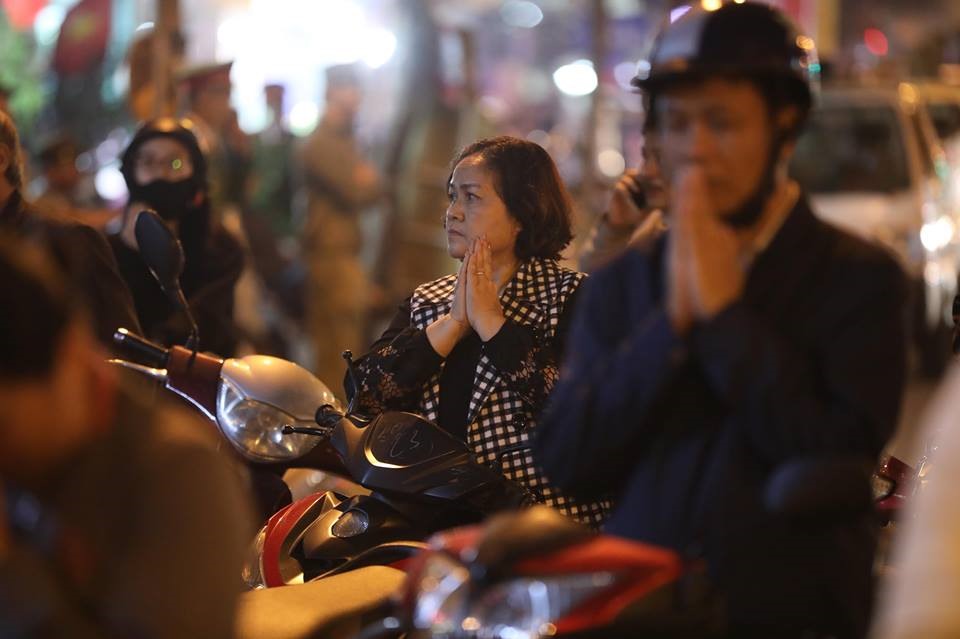 Một số người tham gia giao thông ngang qua đây cũng dừng lại vái vọng cầu bình an, may mắn trong năm mới Kỷ Hợi.