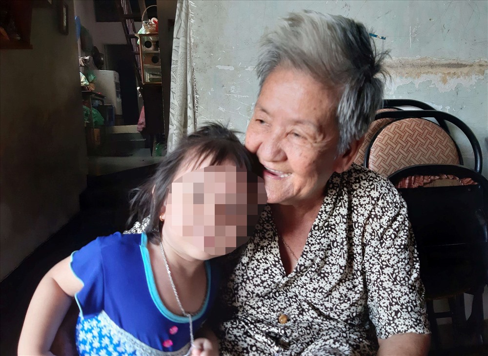 Bà cẩm cảm kích hành động dũng cảm của hai nữ nhân viên đã cứu sống mình trong tích tắc.