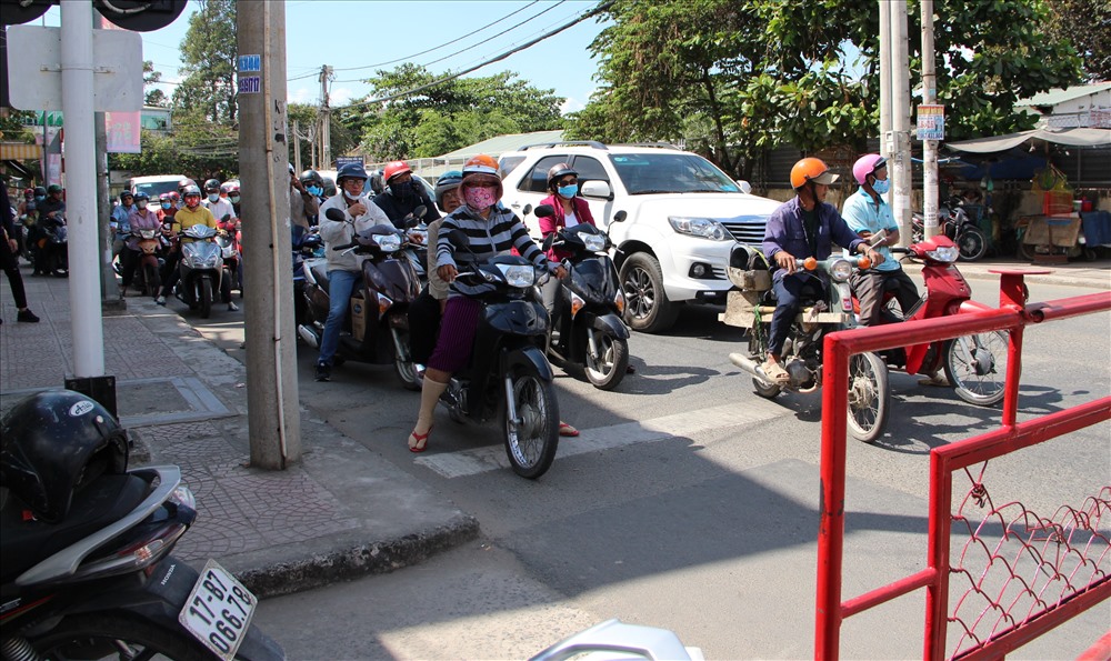 Vị trí bà cẩm băng qua đường ray.