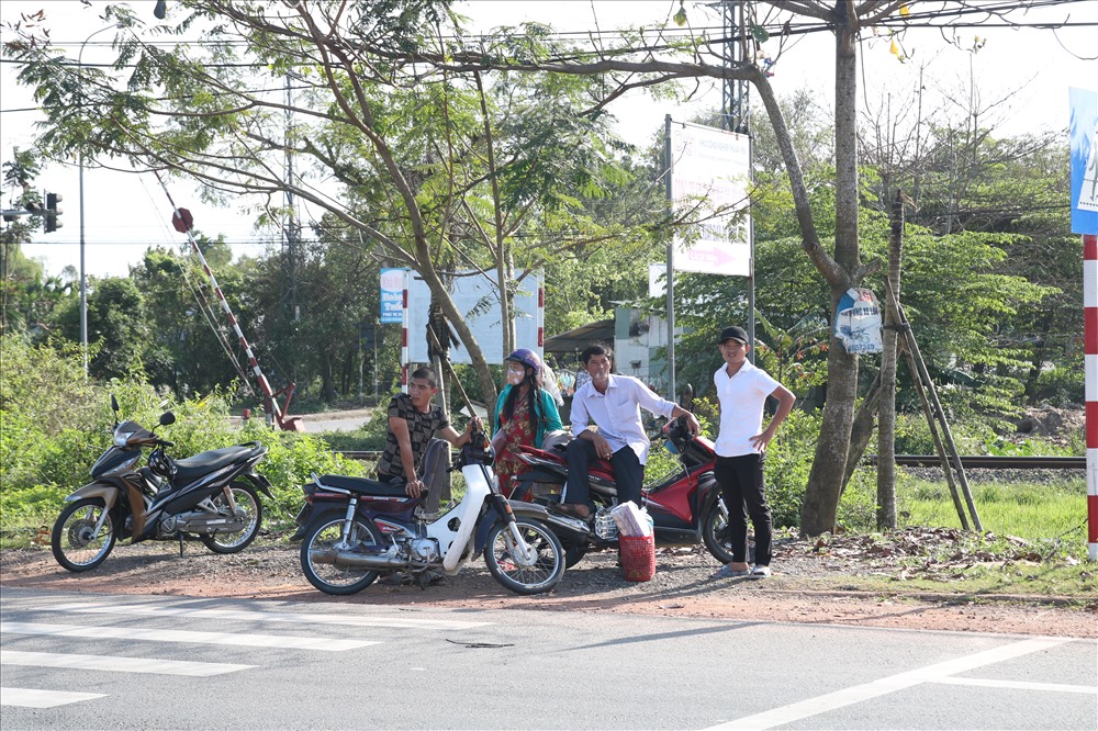 Người dân phải ra Quốc lộ 1A đón xe dù bị “chặt chém” giá vé và nằm dưới sàn, ngồi ghế nhỏ. Ảnh: Đ.V