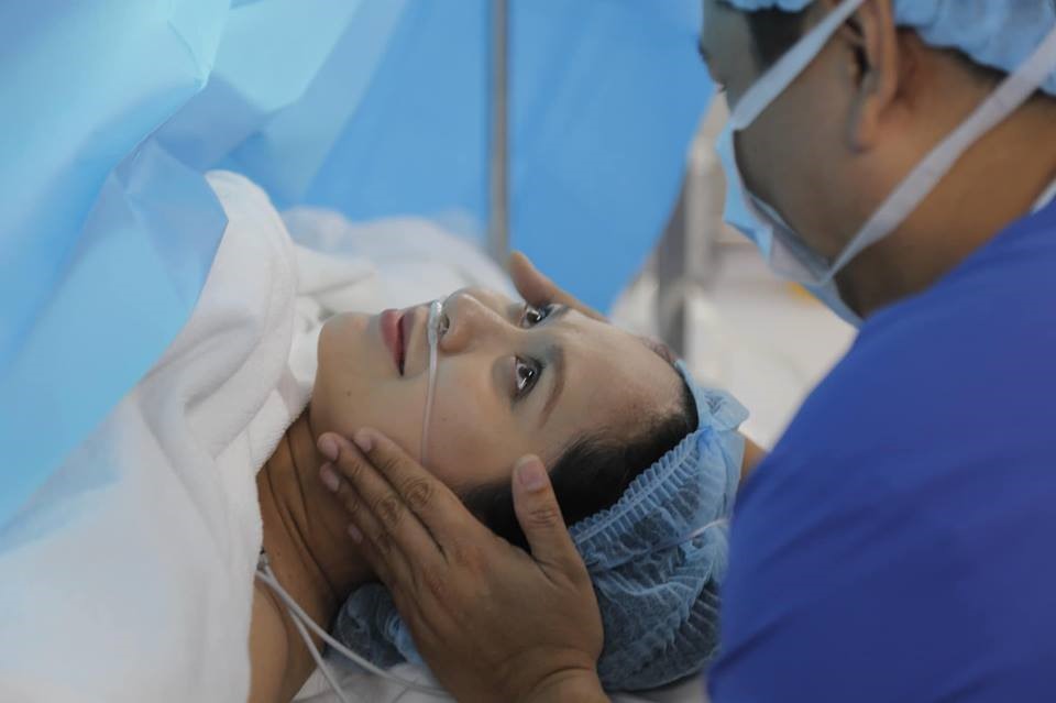 Diễn viên Thanh Thúy xinh tươi bên con trai thứ 2 ngày xuất viện.