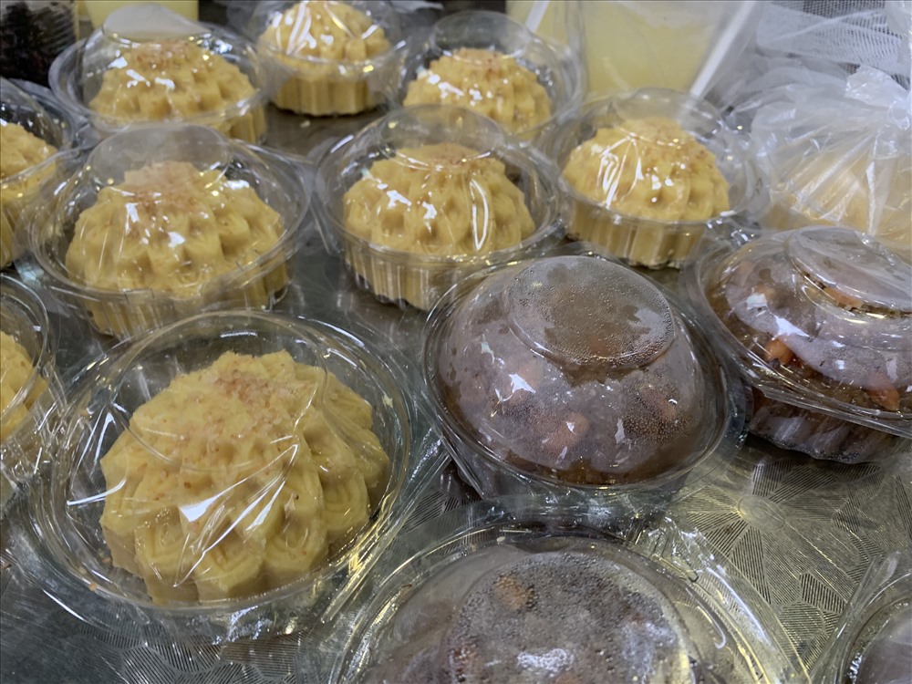 Các món xôi, chè được đựng trong những hộp nhựa đẹp mắt, chia thành nhiều phần nhỏ.