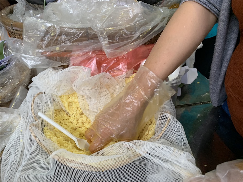 Xôi đỗ được bốc bằng tay, những phần xôi được gói vào lá chuối tươi, bên ngoài có giấy bọc.