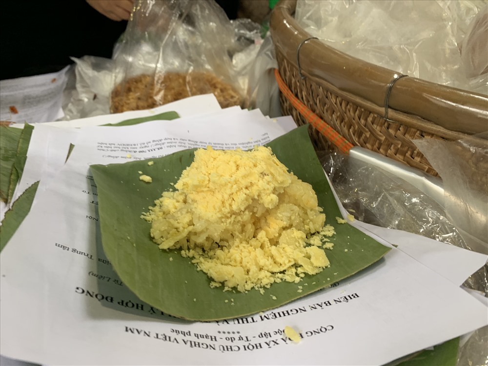 Những phần xôi được nghệ nhân chia bán cho khách thập phương.