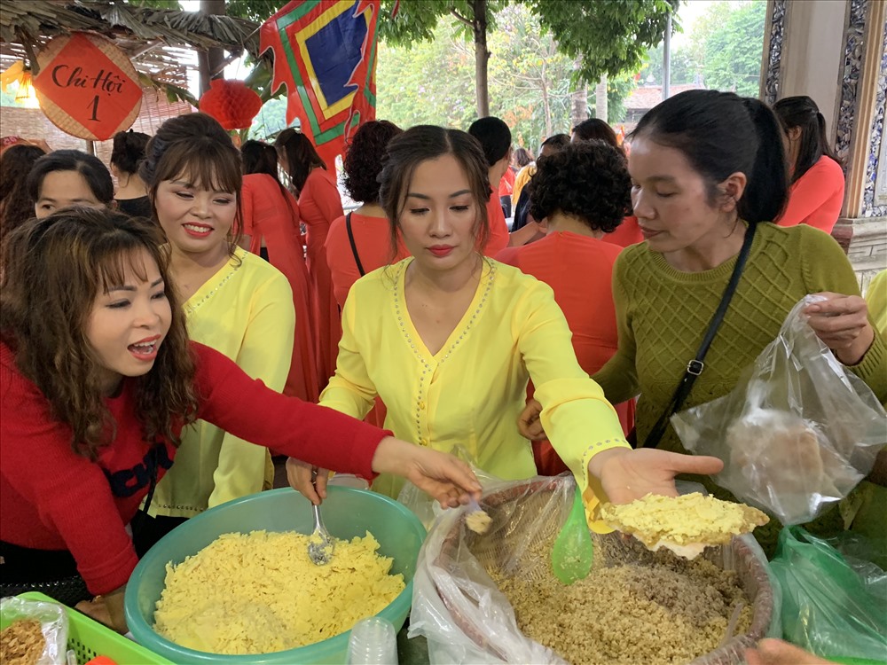 Người mua kẻ bán tấp nập.