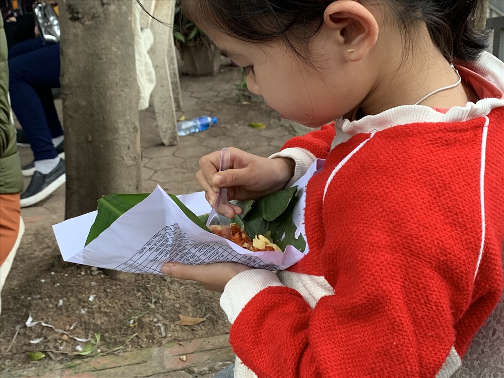 Những phần xôi nóng hổi được các cháu bé thưởng thức ngay tại lễ hội.