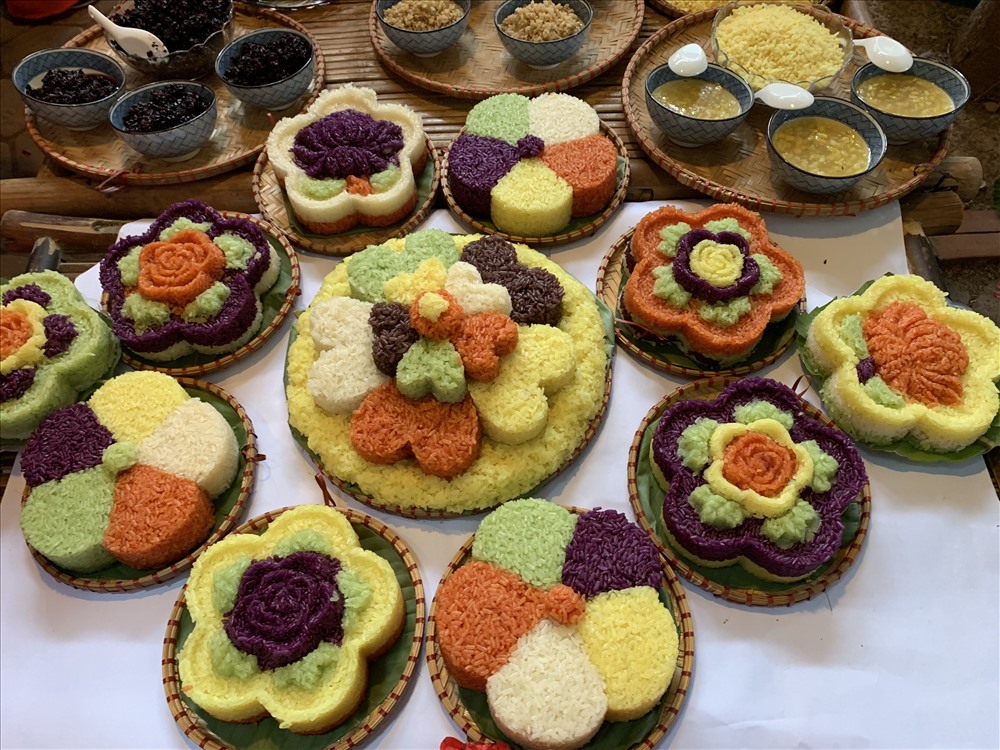Mâm xôi ngũ sắc đẹp mắt đem thi tại lễ hội.