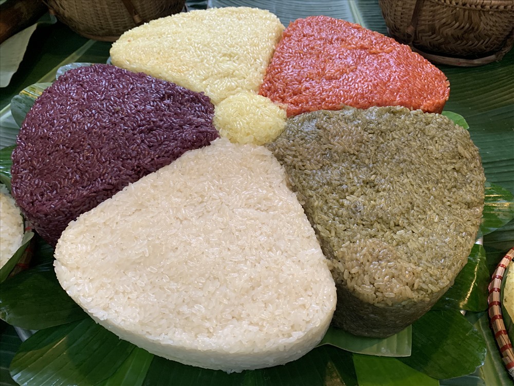 Một mâm xôi ngũ sắc đẹp mắt tại lễ hội.