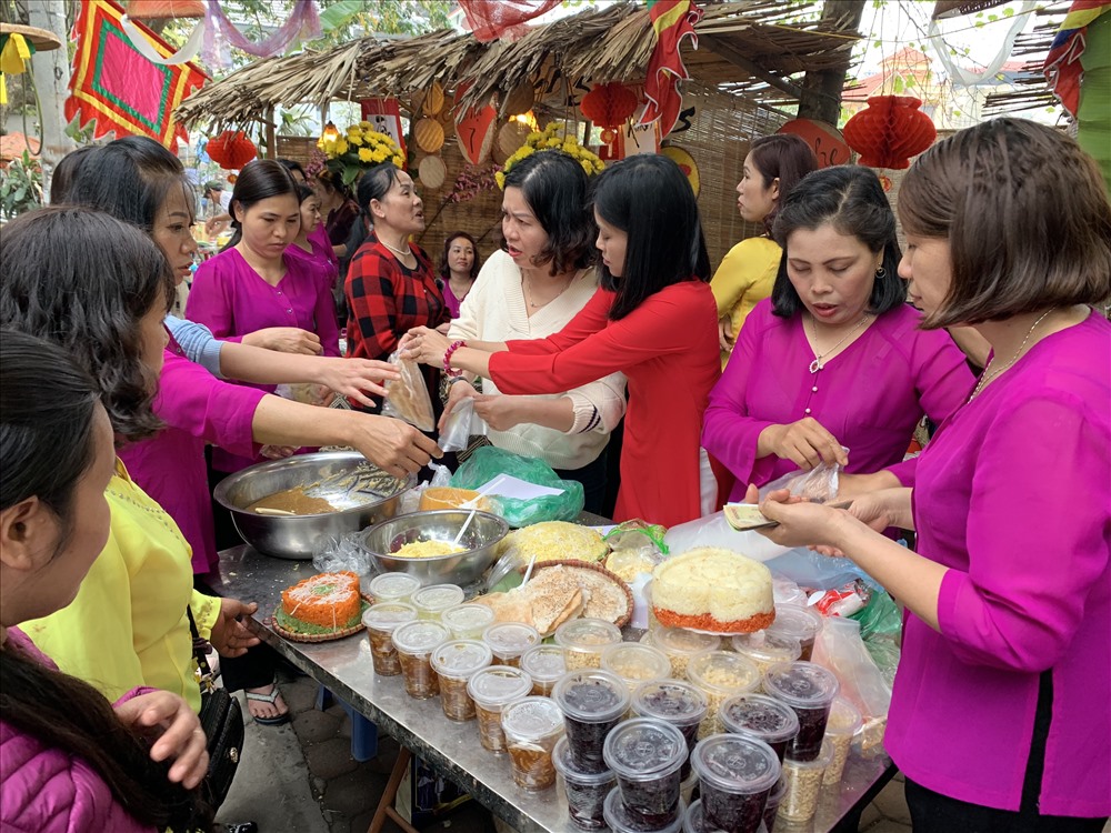 Tới 16h30 lễ hội vẫn còn rất đông người tham dự, mua bán những phần xôi, chè thơm nức mũi.