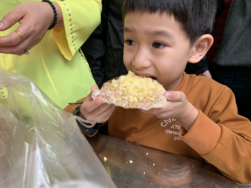 Ăn nhanh phần bánh đa kê thơm ngon.