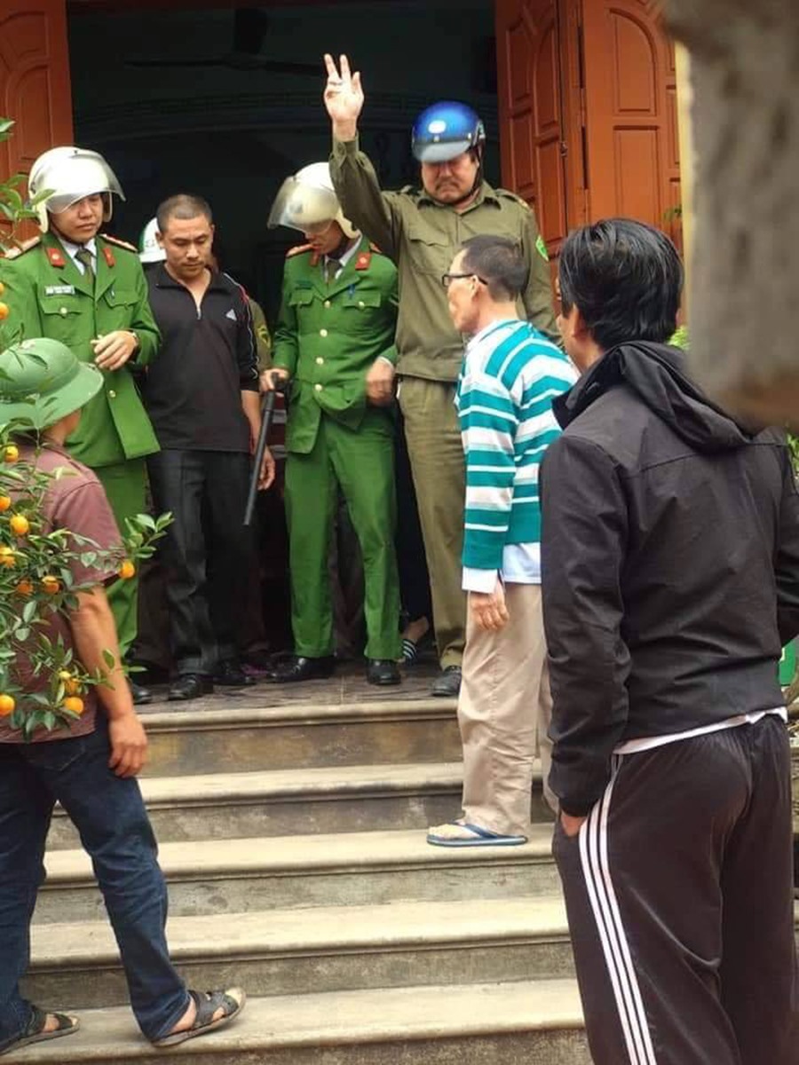 Cơ quan Công an kiểm tra hiện trường vụ em vợ đâm anh rể tử vong.