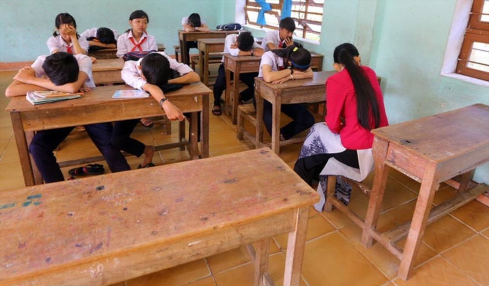 Học sinh và giáo viên Trường THCS Nguyễn Duy Hiệu buồn bã khi buổi học đầu tiên sau năm mới nhiều bàn học thiếu vắng học sinh. 6 học sinh của lớp đã mất sau vụ đuối nước thương tâm. Ảnh: Tri Thức Trẻ