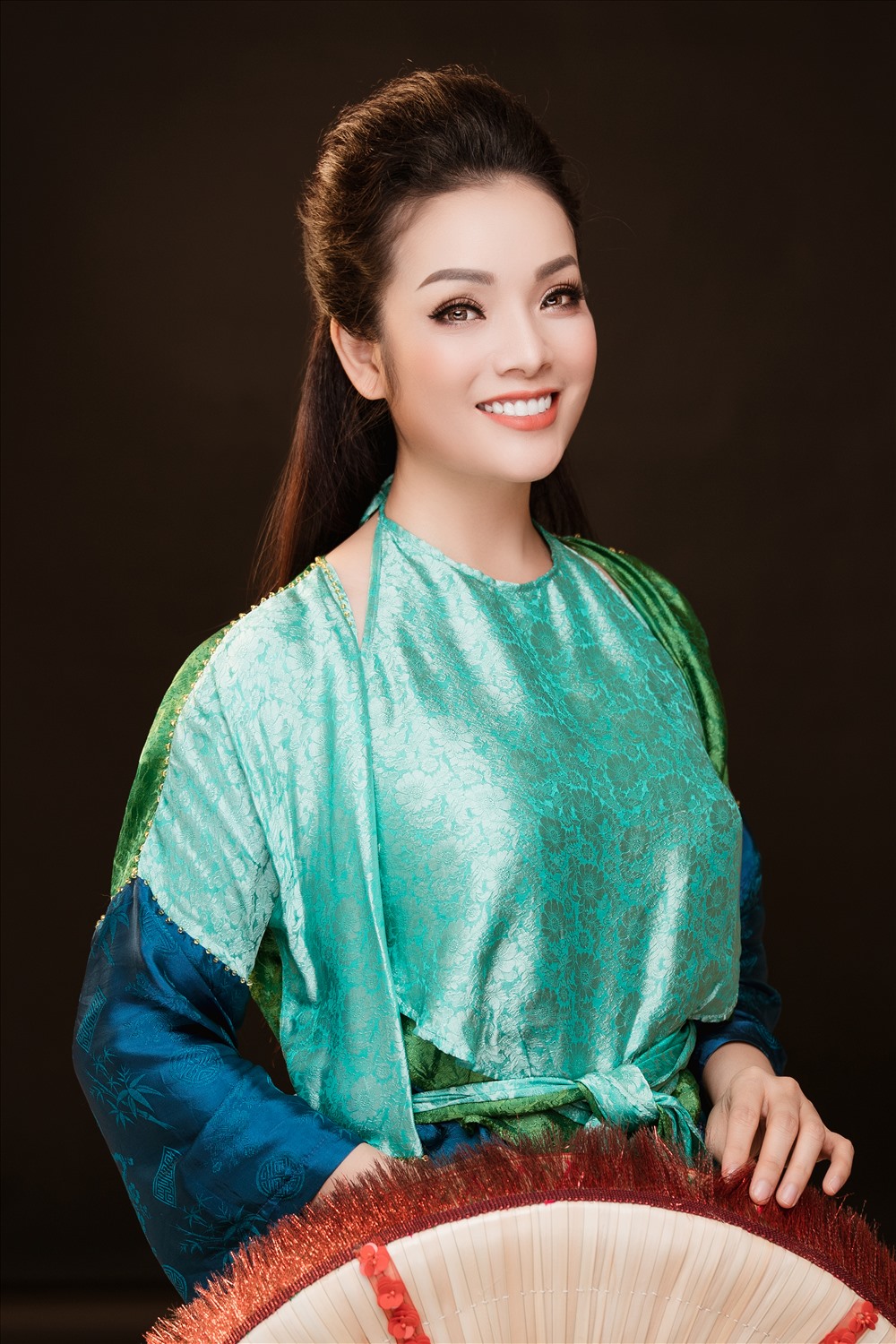 Nữ ca sĩ Tân Nhàn hát Quan họ trong “Tương phùng tương ngộ” Ảnh: Luke Nguyễn.