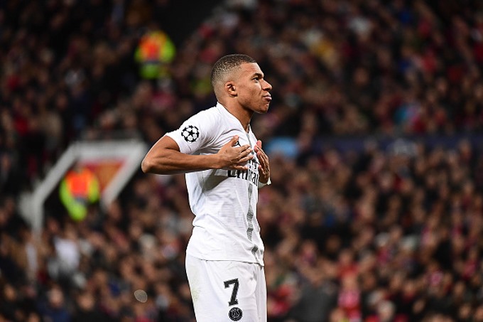 Mbappe kết liễu MU bằng pha dứt điểm tinh tế (Ảnh: Getty)