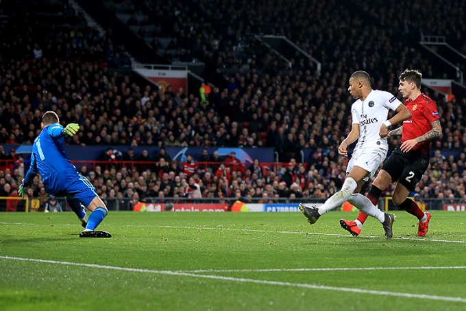 Mbappe kết liễu MU bằng pha dứt điểm tinh tế (Ảnh: Getty)