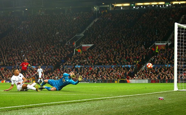 Kylian Mbappe bỏ lỡ cơ hội ngon ăn nhất trong hiệp 1 (Ảnh: Getty)