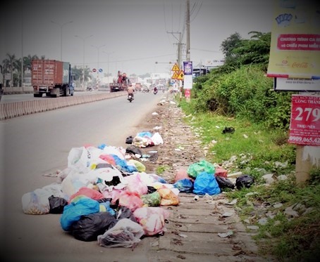 Rác thải tràn ngập một đoạn đường quốc lộ gây ôi nhiễm môi trường và làm mất mỹ quan.