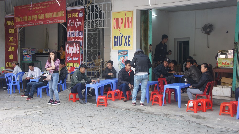 Từ sáng sớm đã có rất nhiều người tập trung tại các quán nước quanh khu vực chờ làm hộ chiếu