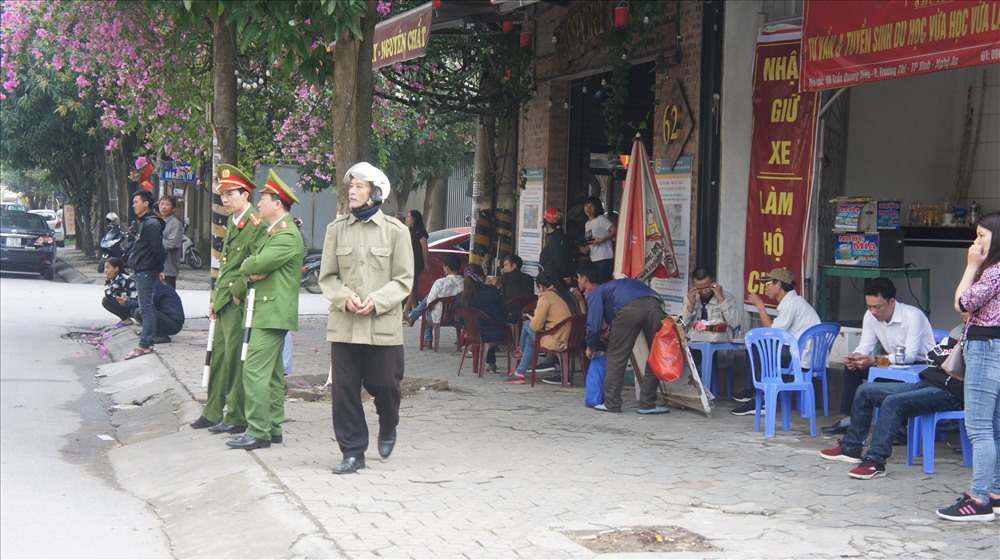 Từ sáng sớm đã có rất nhiều người tập trung tại các quán nước quanh khu vực chờ làm hộ chiếu