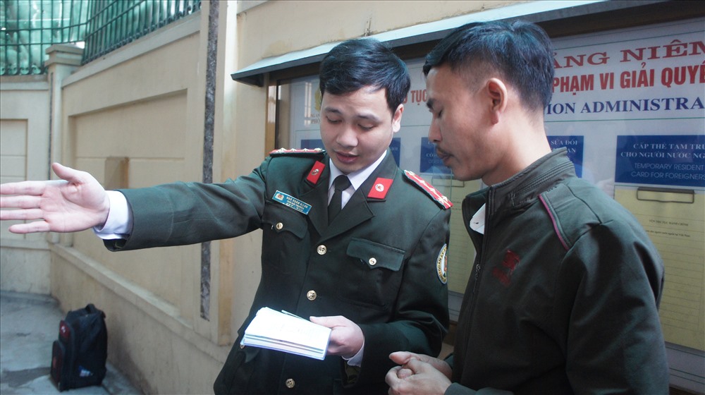 Cán bộ chiến sỹ Phòng PA72 tận tình hướng dẫn cho công dân