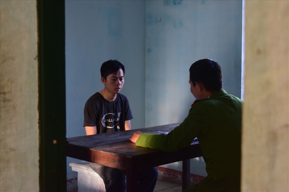 Đối tượng Quàng Văn Tiến tại cơ quan công an. Ảnh: CA cung cấp.