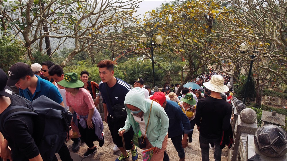 Khách hành hương lên Yên Tử (đoạn chùa Hoa Yên) vào ngày mùng 4 Tết Kỷ Hợi. Ảnh: T.N.D