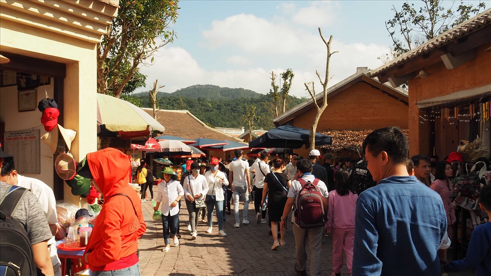 Để lên chiêm bái non thiêng Yên Tử, du khách sẽ phải di chuyển qua khu văn hóa, ẩm thực (mô phỏng thời Trần) dưới chân núi và qua 2 lần xe điện đưa- đón đối khi cũng gây phiên toái với một số người do phải di chuyển nhiều.