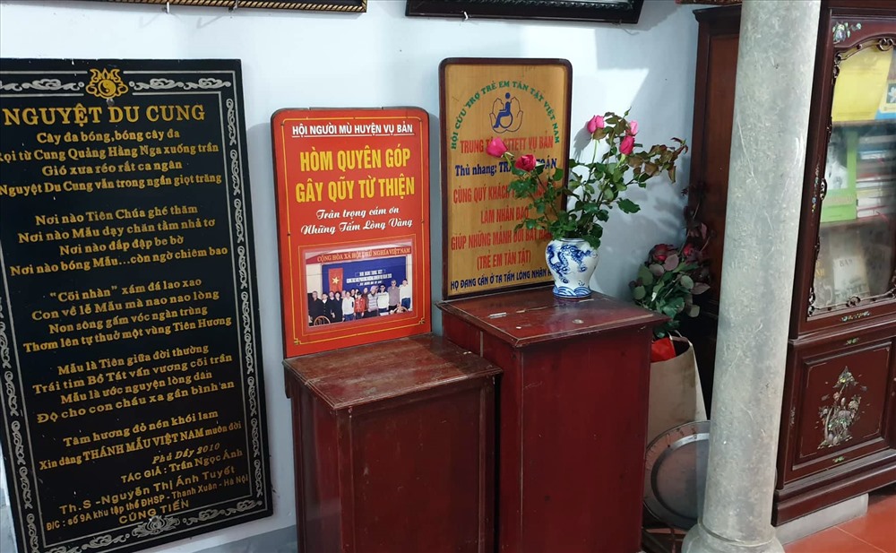 Hai hòm quyên tiền từ thiện đặt tại vị trí khá bất lợi so với các hòm công đức.