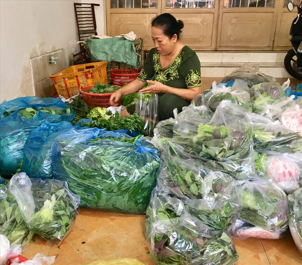 Rau sống, bánh tráng ăn kèm cá được chuẩn bị từ trước