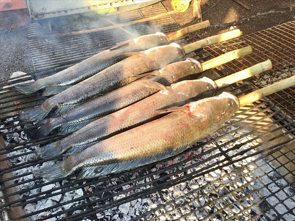 Cá lóc nướng dậy mùi thơm đặc trưng. Phong tục mua các lóc cúng Thần tài dường như trở thành nét văn hoá đặc trưng của người Sài Gòn
