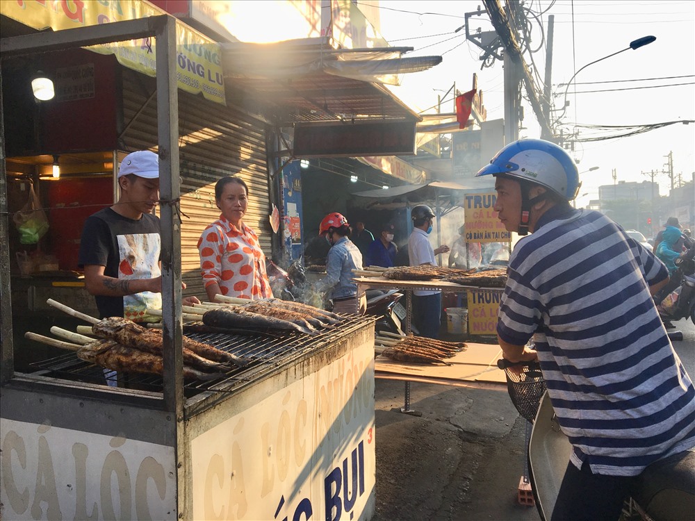 Nhiều người mua cá lóc để cúng ngày vía Thần tài mới mong muốn mua may bán đắt