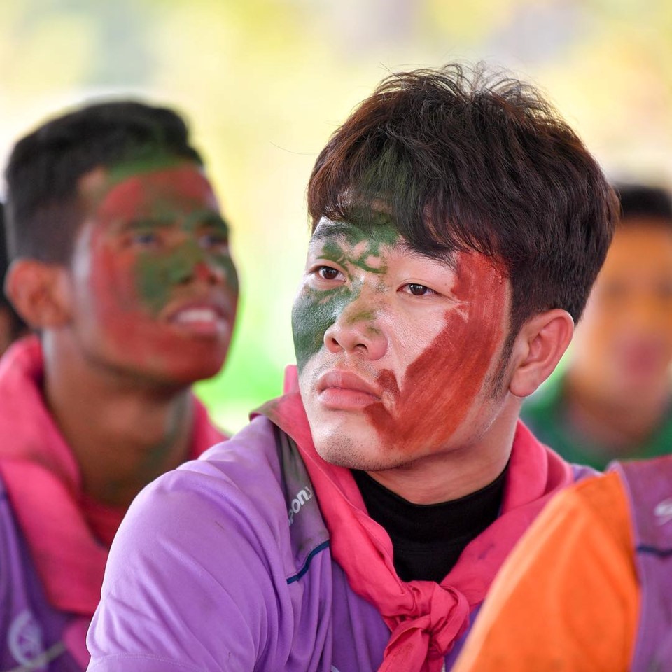 Trong chương trình “phá băng” nhằm gắn kết các thành viên trong CLB Buriram United trước thềm mùa giải mới, tân binh Lương Xuân Trường phải tham gia rất nhiều thử thách thú vị cùng đồng đội. Các cầu thủ bị sơn lên mặt nhiều màu sắc như một hình phạt để làm tăng tính hài hước trong bầu không khí chung.