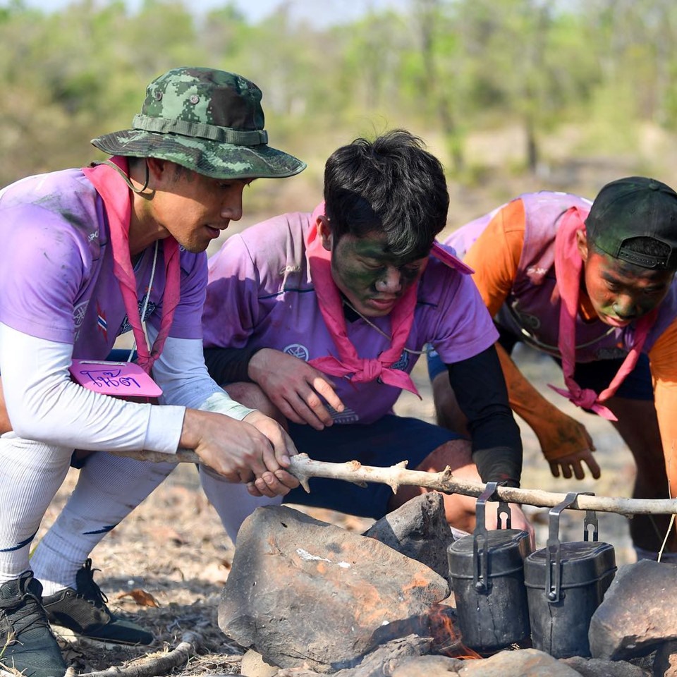 Sau đó, các cầu thủ còn phải tham gia thử thách nấu một bữa ăn ngoài trời để nâng cao kỹ năng sinh tồn. Xuân Trường nhóm lửa với gương mặt dính đầy sơn.