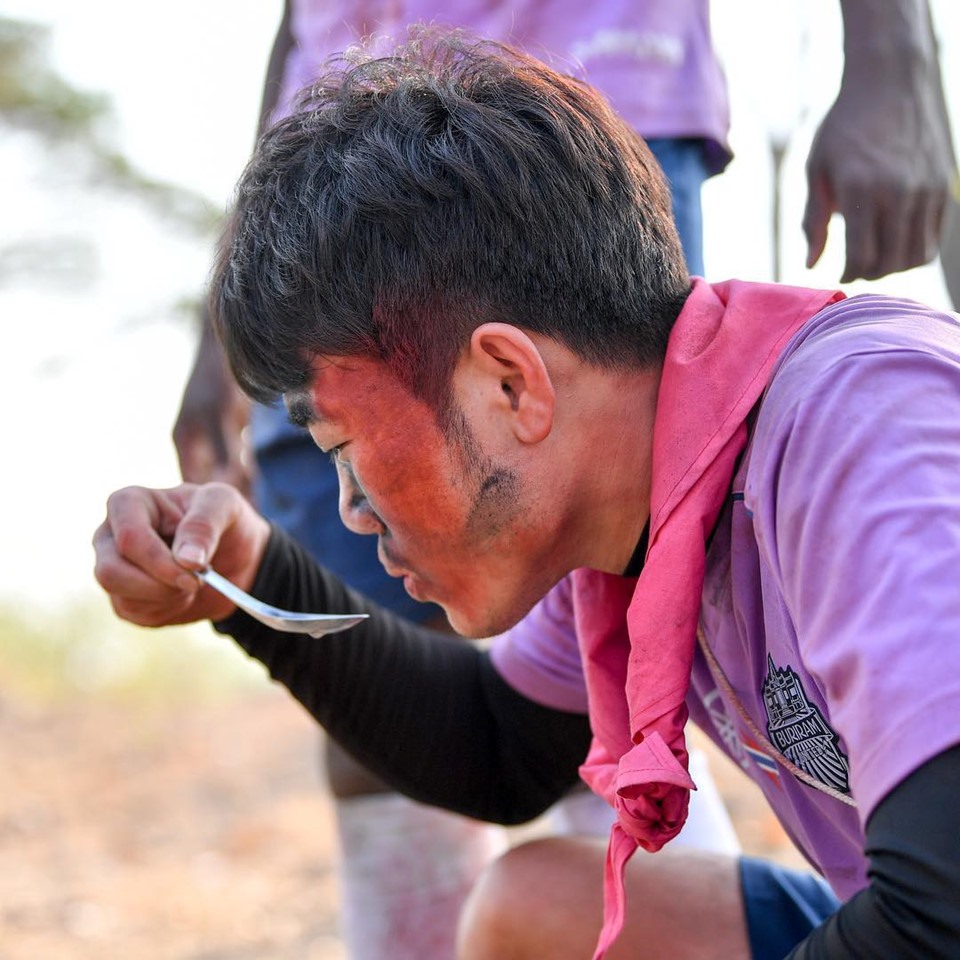 Tiền vệ của đội tuyển Việt Nam nếm thử đồ ăn tự nấu. Trong mọi thử thách của chương trình “phá băng“, Xuân Trường đều tỏ ra xông xáo, hoạt bát với nụ cười thường trực trên môi.