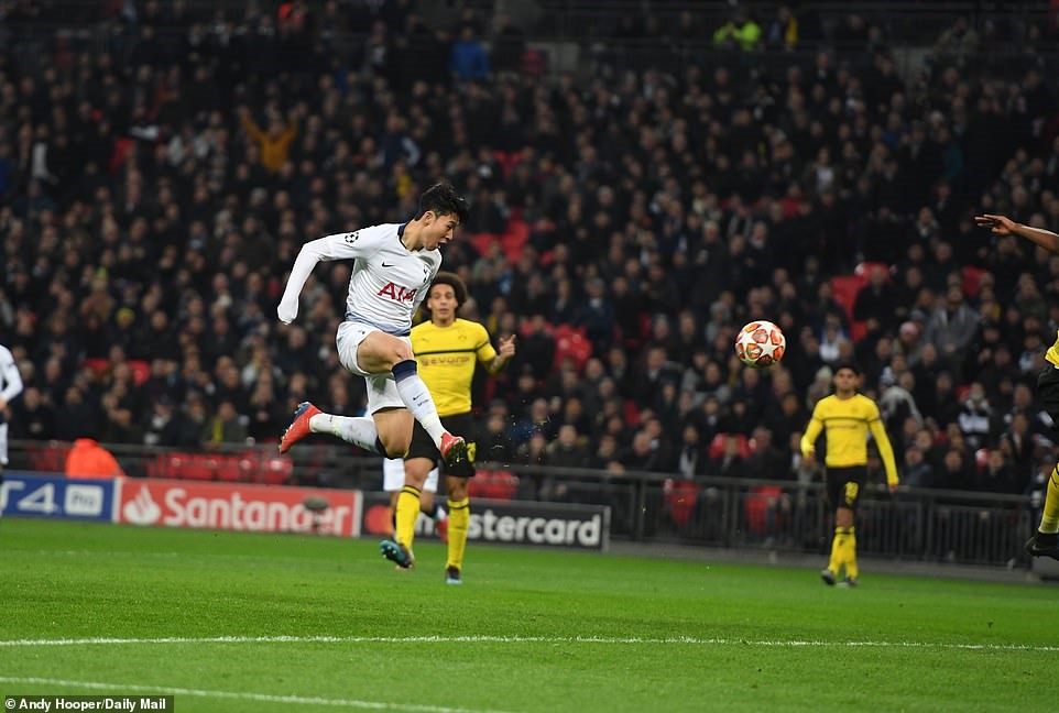 Son Heung-min (áo trắng) ghi bàn mở tỷ số. Ảnh: Daily Mail.