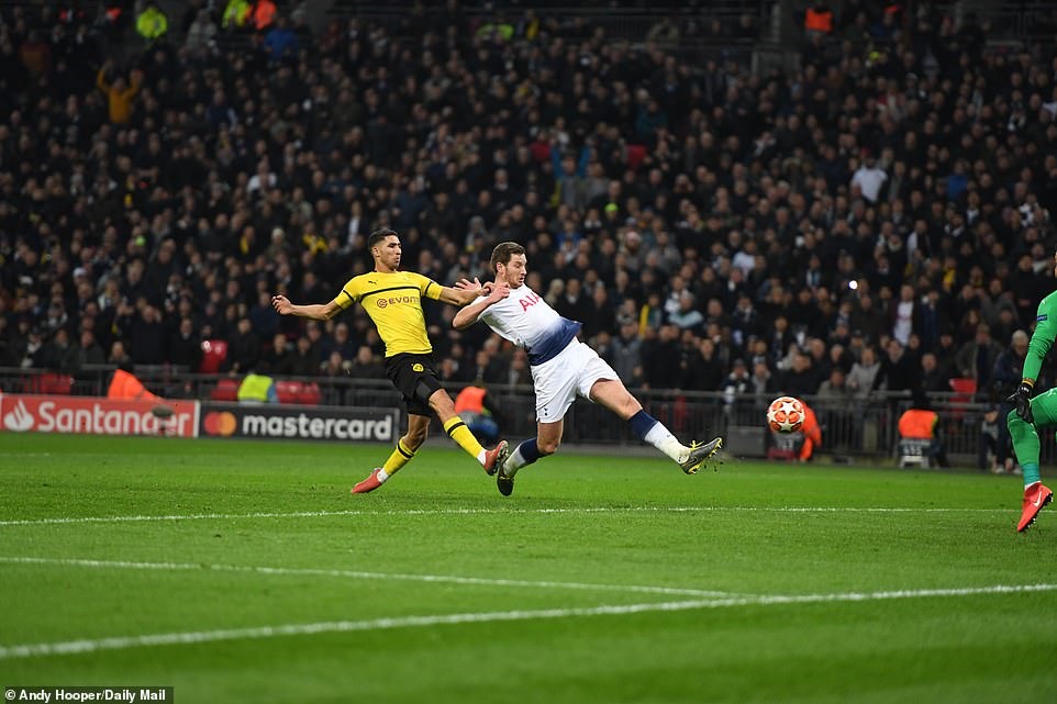 Vertonghen (áo trắng) ghi bàn nâng tỷ số lên 2-0. Ảnh: Daily Mail.