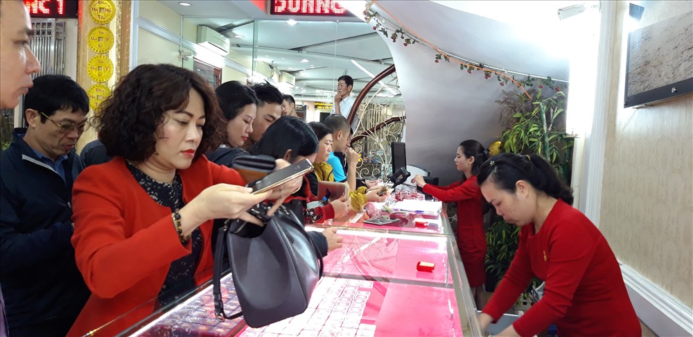 Chị Ngô Phương Lan tranh thủ mua vàng từ sớm để tặng người thân.