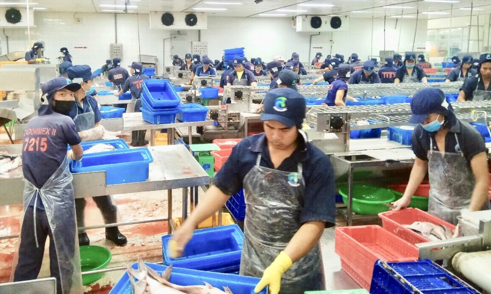 Công nhân lao động phấn khởi trở lại làm việc sau kỳ nghỉ Tết. Ảnh: T.T