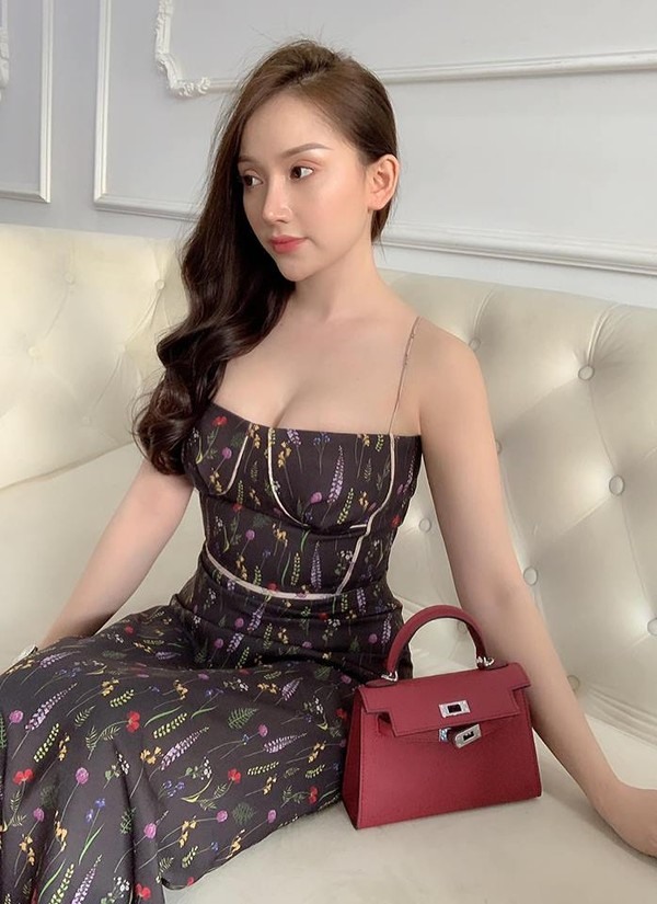 Vòng 1 bốc lửa của bạn gái Văn Thanh.