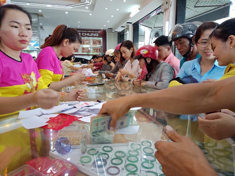 Các nhân viên bán vàng phải làm việc hết công suất. Ảnh: N.B